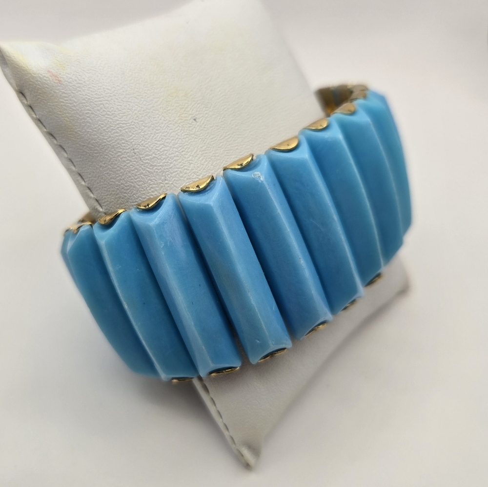 Vintage turquiose blue lucite stretch bracelet